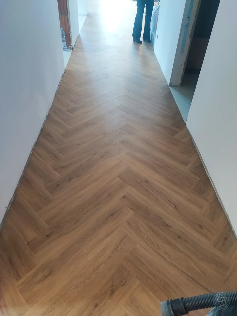 Jodełka w prywatnym domu – proces od podłoża do gotowej podłogi.